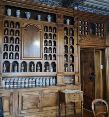 Visite guidée de l'apothicairerie des Visitandines de Crémieu