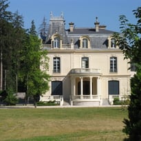 Visite du Château Borel par les élus et découverte des archives de la Ville
