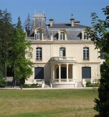 Visite du Château Borel par les élus et découverte des archives de la Ville
