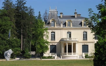 Visite du Château Borel par les élus et découverte des archives de la Ville