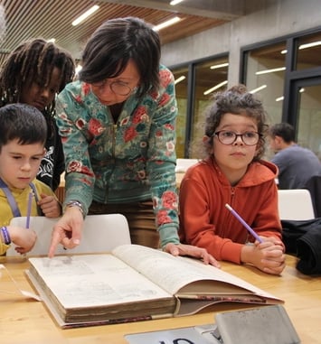 Dans les coulisses des Archives : visite guidée spéciales familles