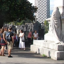 L'au-delà du féminisme, visite guidée au cimetière Saint-Roch par Anaïs Gui-Diby
