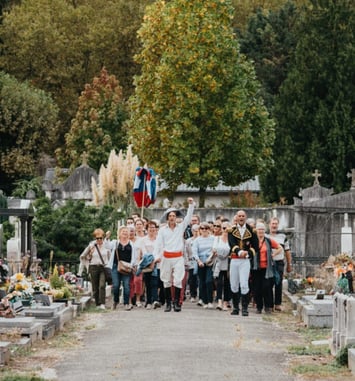 La marche de l'Empereur, visite théâtrale au cimetière Saint-Roch par la Cie de l'Élan Théâtre