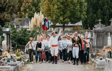 La marche de l'Empereur, visite théâtrale au cimetière Saint-Roch par la Cie de l'Élan Théâtre