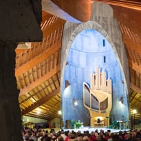Visite guidée de l'église Notre-Dame des Neiges : histoire, architecture et vitraux d'Arcabas, mobilier liturgique