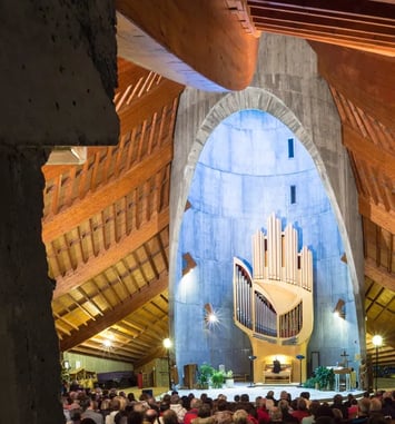 Visite guidée de l'église Notre-Dame des Neiges : histoire, architecture et vitraux d'Arcabas, mobilier liturgique