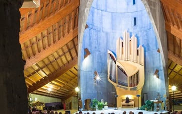 Visite guidée de l'église Notre-Dame des Neiges : histoire, architecture et vitraux d'Arcabas, mobilier liturgique