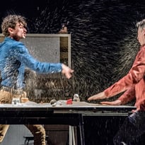 Frères, un spectacle de théâtre d’objet pour deux comédiens et un café très sucré
