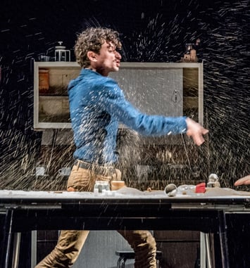 Frères, un spectacle de théâtre d’objet pour deux comédiens et un café très sucré