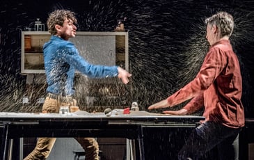 Frères, un spectacle de théâtre d’objet pour deux comédiens et un café très sucré