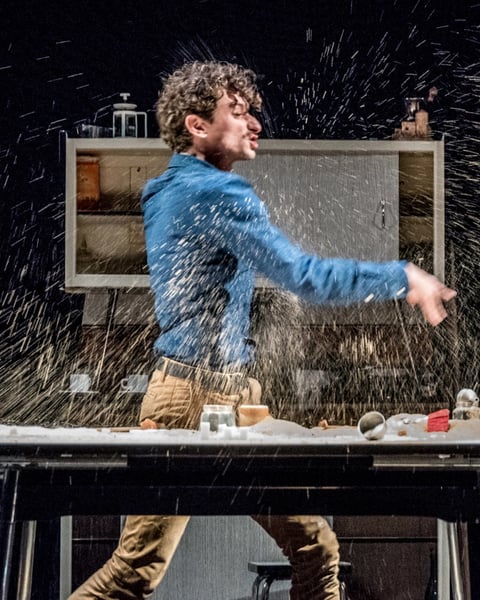 Frères, un spectacle de théâtre d’objet pour deux comédiens et un café très sucré