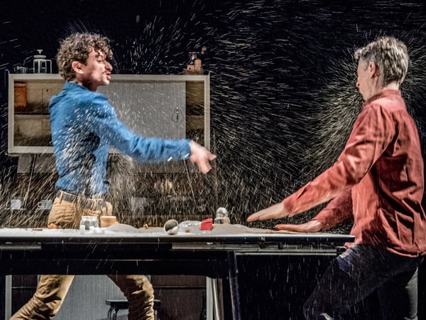 Frères, un spectacle de théâtre d’objet pour deux comédiens et un café très sucré
